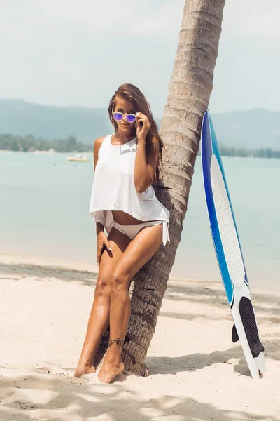 Menina sexy na praia tropical com prancha de surf . — Fotografia de Stock