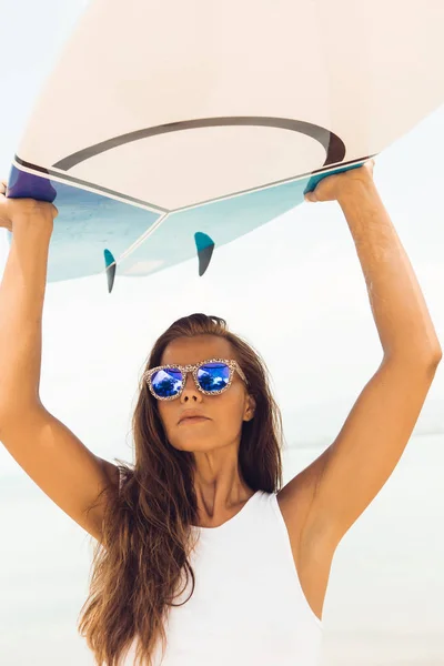 Sexy Surfer Mädchen auf dem Meer Ozean Strand. — Stockfoto