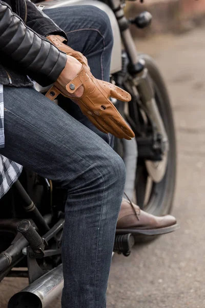 Brutal homem sentar no piloto de café personalizado moto . — Fotografia de Stock