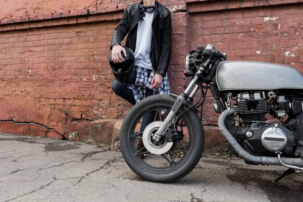 Brutal hombre cerca de su café corredor moto personalizada . — Foto de Stock