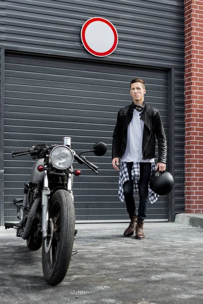 Brutal hombre cerca de su café corredor moto personalizada . — Foto de Stock
