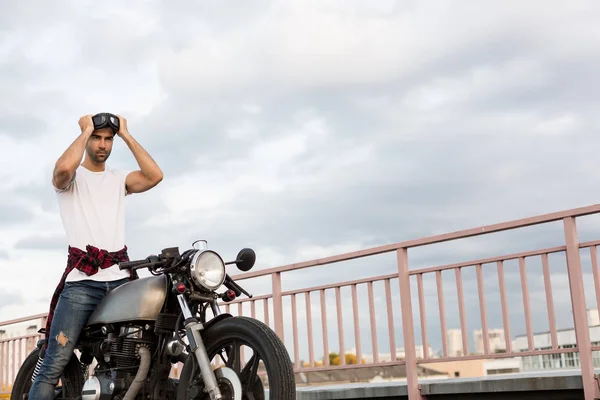 Brutal hombre cerca de su café corredor moto personalizada . —  Fotos de Stock