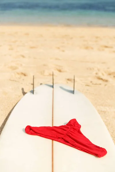 Surf board at the beach near ocean. — Stock Photo, Image