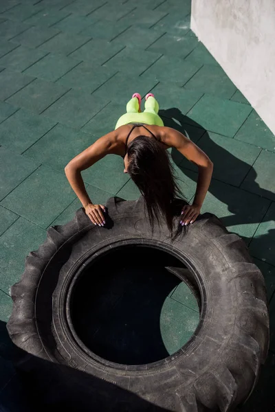 Fitness menina ao ar livre treino . — Fotografia de Stock