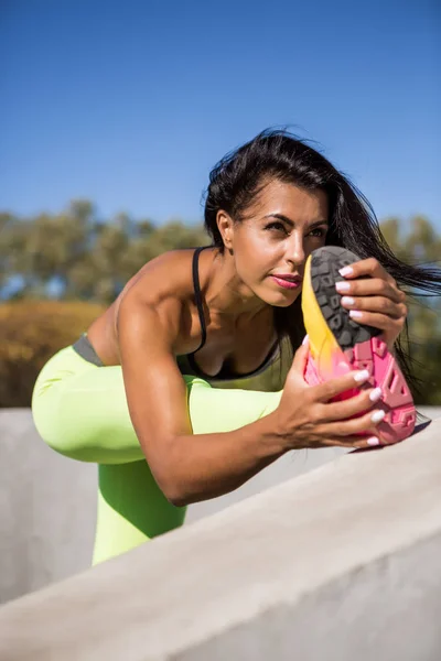 Fitness girl outdoors workout. — Stock Photo, Image