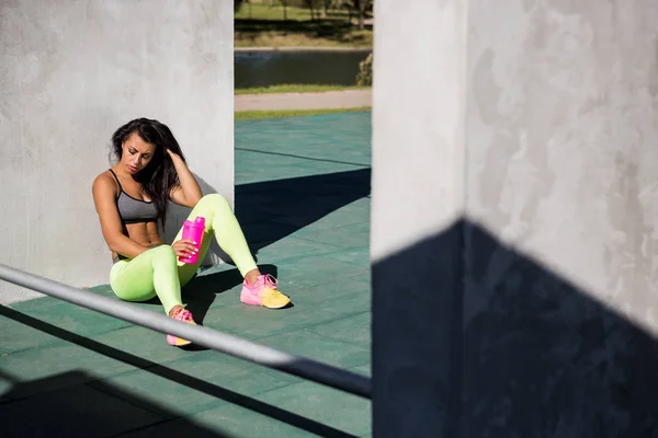 Fitness dívka venku cvičení. — Stock fotografie