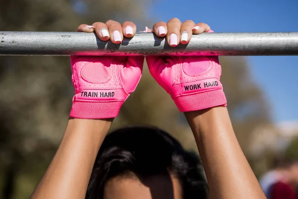 Fitness girl outdoors exercise. — Stock Photo, Image