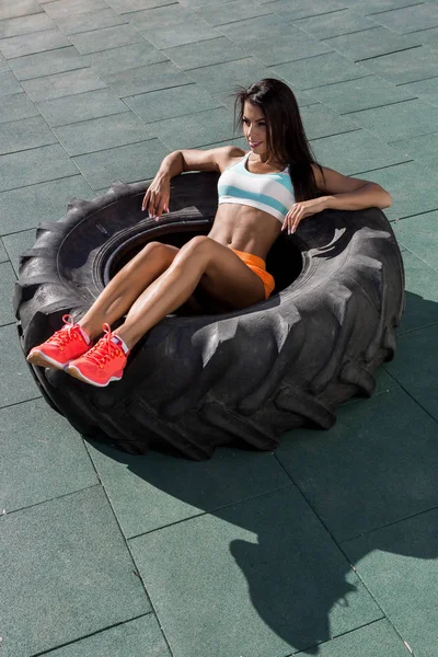 Crossfit Mädchen Übung mit großen Reifen. — Stockfoto