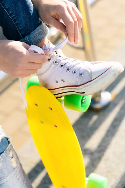 Menina com penny skate shortboard . — Fotografia de Stock