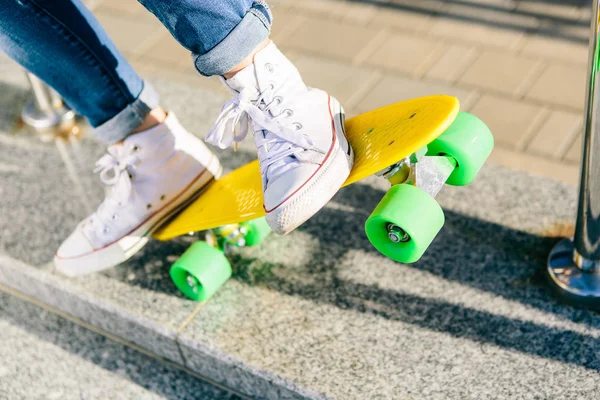 Dívka s penny skateboard shortboard. — Stock fotografie