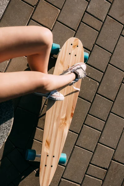 Dziewczyna z deskorolki longboard drewniane. — Zdjęcie stockowe