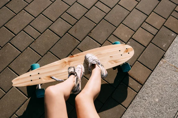 Meisje met houten longboard skateboard. — Stockfoto