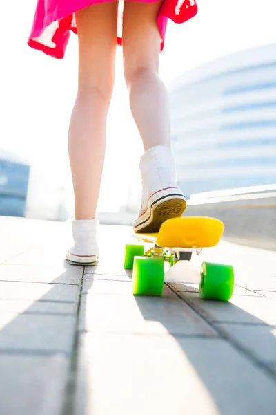 Дівчина з копійки скейтборд . — стокове фото