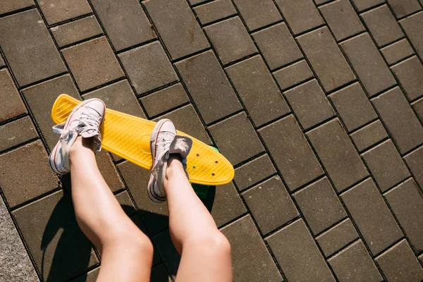 Dívka s penny skateboard shortboard. — Stock fotografie