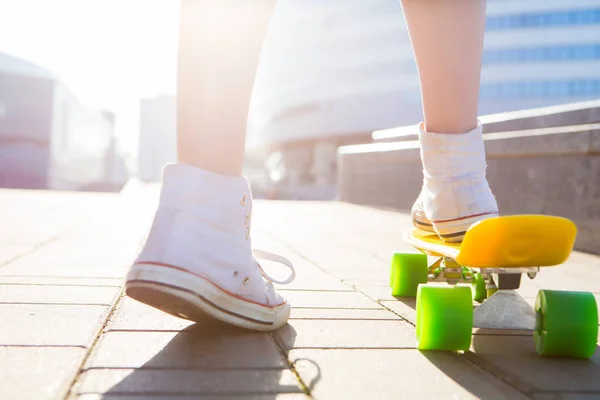 Flicka med penny skateboard shortboard. — Stockfoto