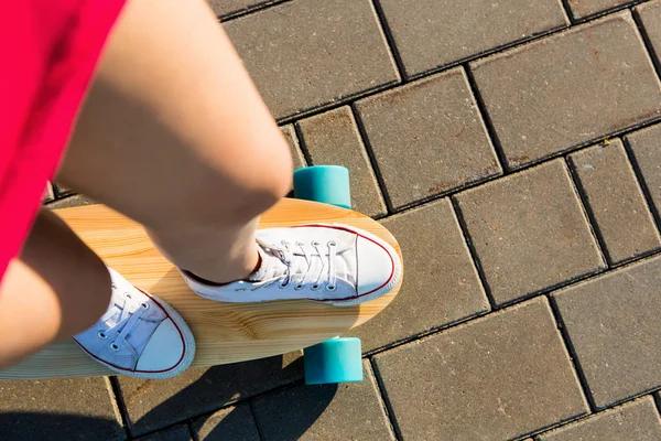 Meisje met houten longboard skateboard. — Stockfoto