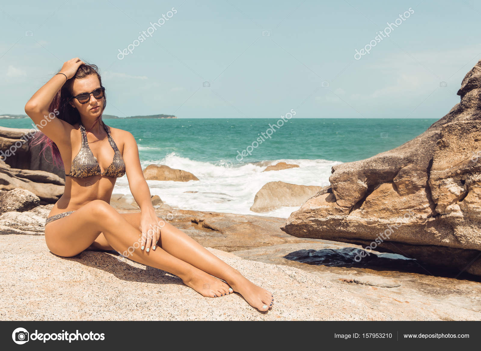 Κορίτσι σε σέξι μπικίνι ανάπαυσης στο πέτρινο παραλία. — Φωτογραφία Αρχείου  © nikkolia #157953210