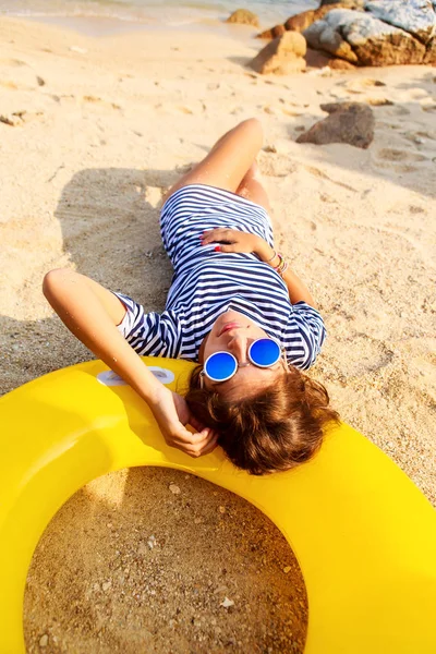 Szexi lány pihenés a tengerparton. — Stock Fotó