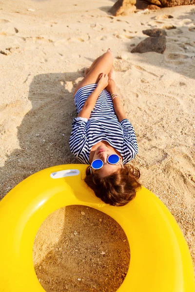 Ragazza sexy riposo sulla spiaggia . — Foto Stock