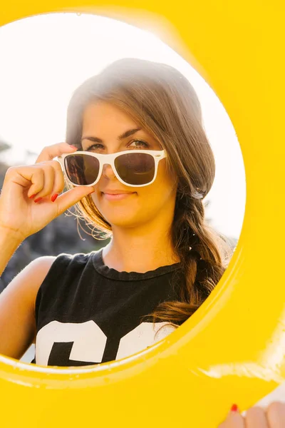 Menina com anel inflável amarelo . — Fotografia de Stock