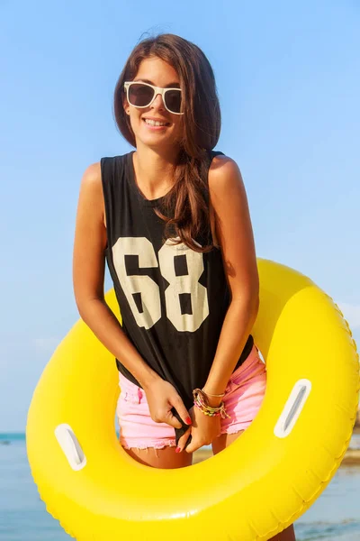 Chica con anillo inflable amarillo . — Foto de Stock