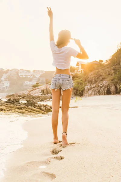 Fille en short marcher sur la plage . — Photo