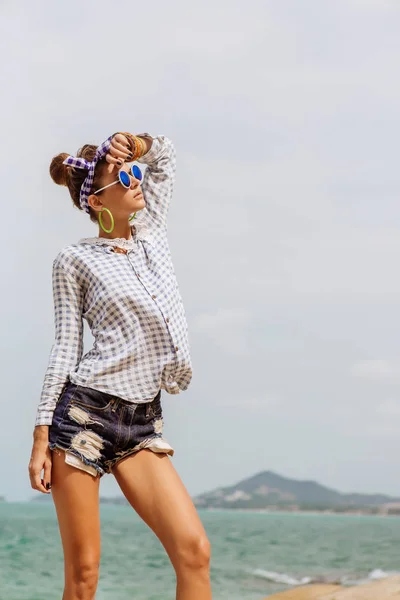 Chica bonita en piedra grande en la playa . —  Fotos de Stock