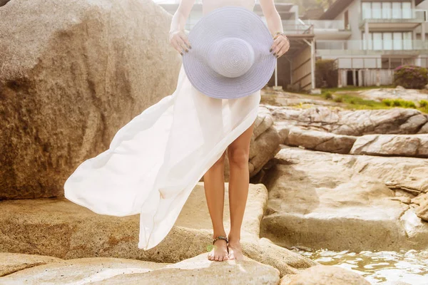 Krásná žena v letním oblečení na pláž. — Stock fotografie