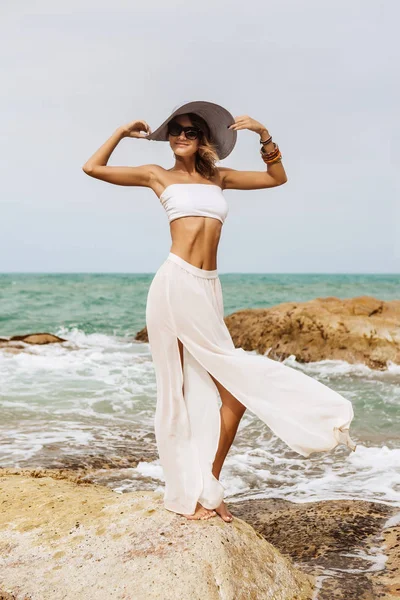 Mooie dame in zomer outfit op het strand. — Stockfoto