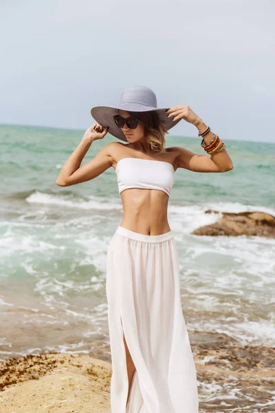 Senhora bonita em roupa de verão na praia . — Fotografia de Stock