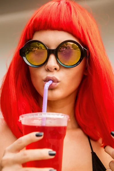 Kobieta z włosy czerwony napój czerwony koktajl. — Zdjęcie stockowe