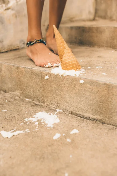 Sexy girl drop her cool icecream on stairs. — Stock Photo, Image