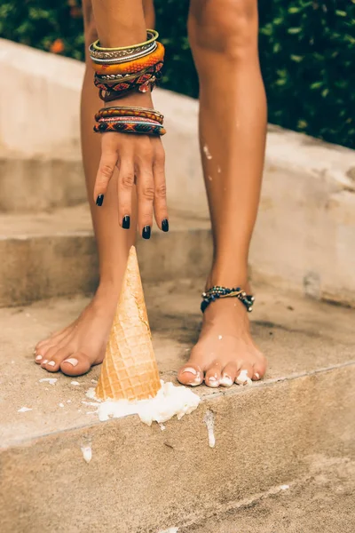 섹시 한 여 자가 계단에 그녀의 시원한 아이스크림을 드롭. — 스톡 사진