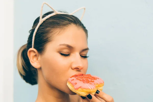 섹시 한 갈색 머리 여자 먹는 도넛 모양의 달콤한 마음. — 스톡 사진