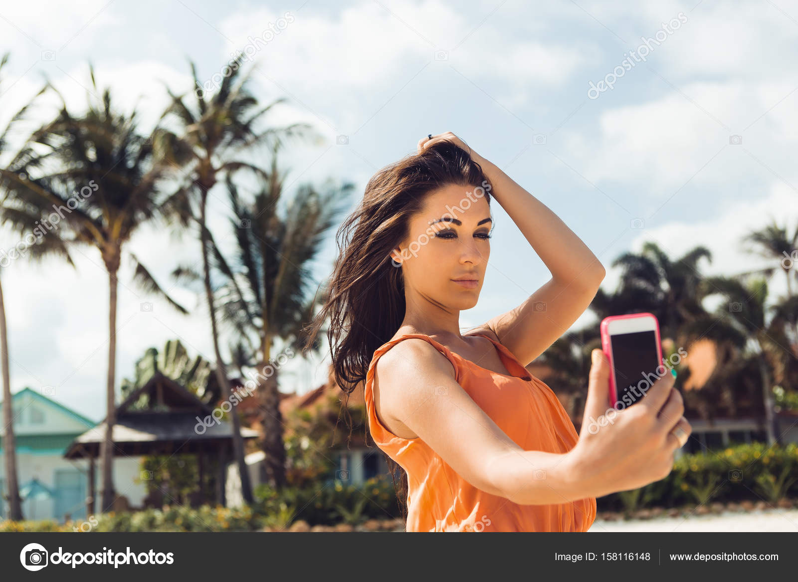 Summer vacay selfie time. Shot of a young couple hanging out at the beach  Stock Photo - Alamy