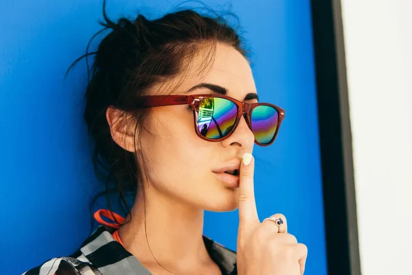 Красивая девушка в солнечных очках показывает знак молчания . — стоковое фото