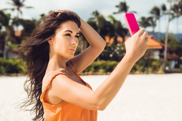 Nettes Mädchen macht Selfie am tropischen Strand. — Stockfoto