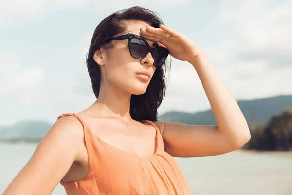 Jolie fille en lunettes de soleil sur la plage . — Photo