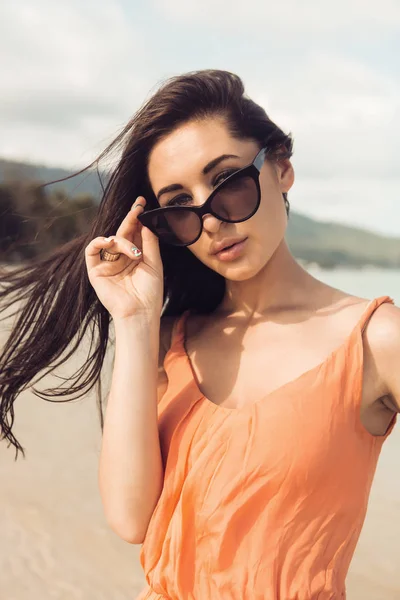 Красивая девушка в солнечных очках на пляже . — стоковое фото