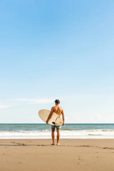 Sörf tahtası spot ile yakışıklı adam. — Stok fotoğraf