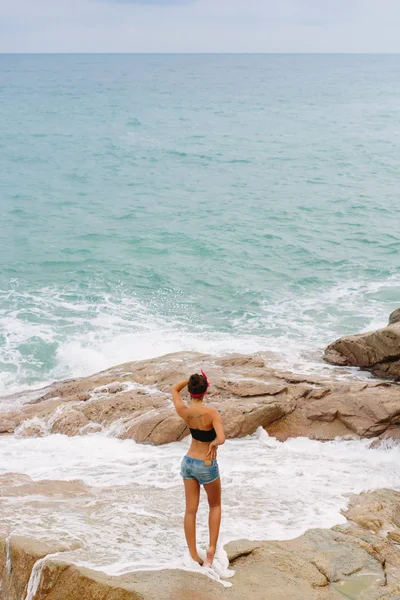 Menina bonita em shorts curtos andar em grandes pedras . — Fotografia de Stock