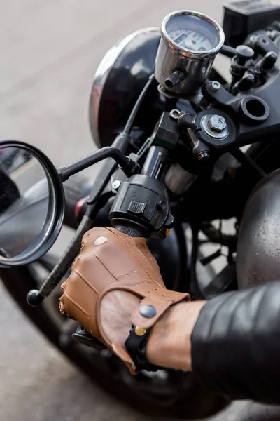 Жорстокий чоловік сидить на кав'ярні гонщик на замовлення мотоцикл . — стокове фото