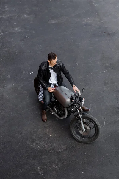 Top view to brutal man with cafe racer custom motorbike. — Stock Photo, Image