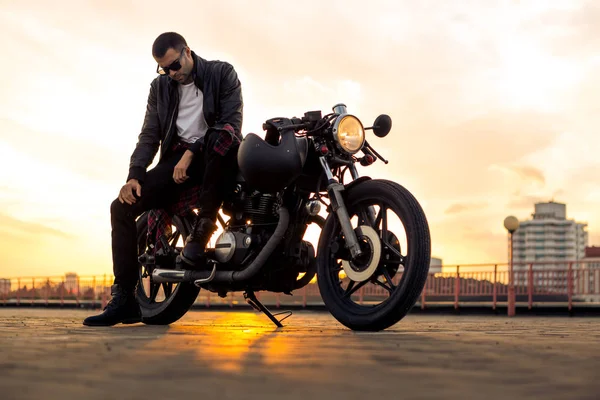 Brutal man sit on cafe racer custom motorbike. — Stock Photo, Image