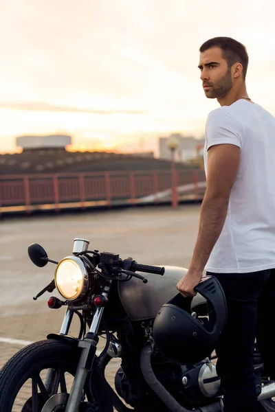 Brutal hombre cerca de su café corredor moto personalizada . —  Fotos de Stock