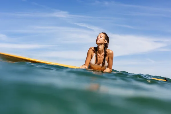 Bir güzel sportif kız okyanusta sörf. — Stok fotoğraf