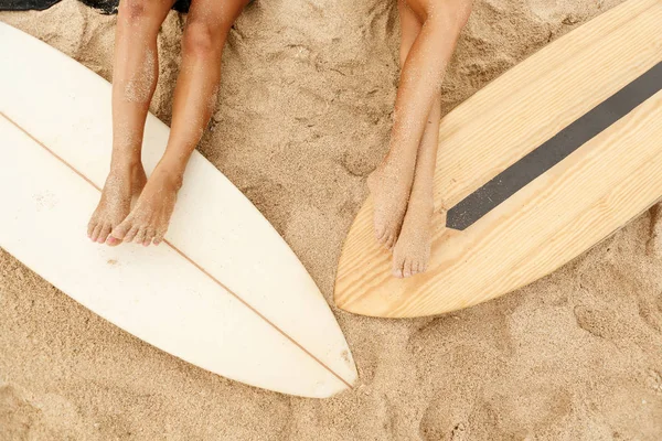Två vackra sportig surfer flicka på stranden. — Stockfoto
