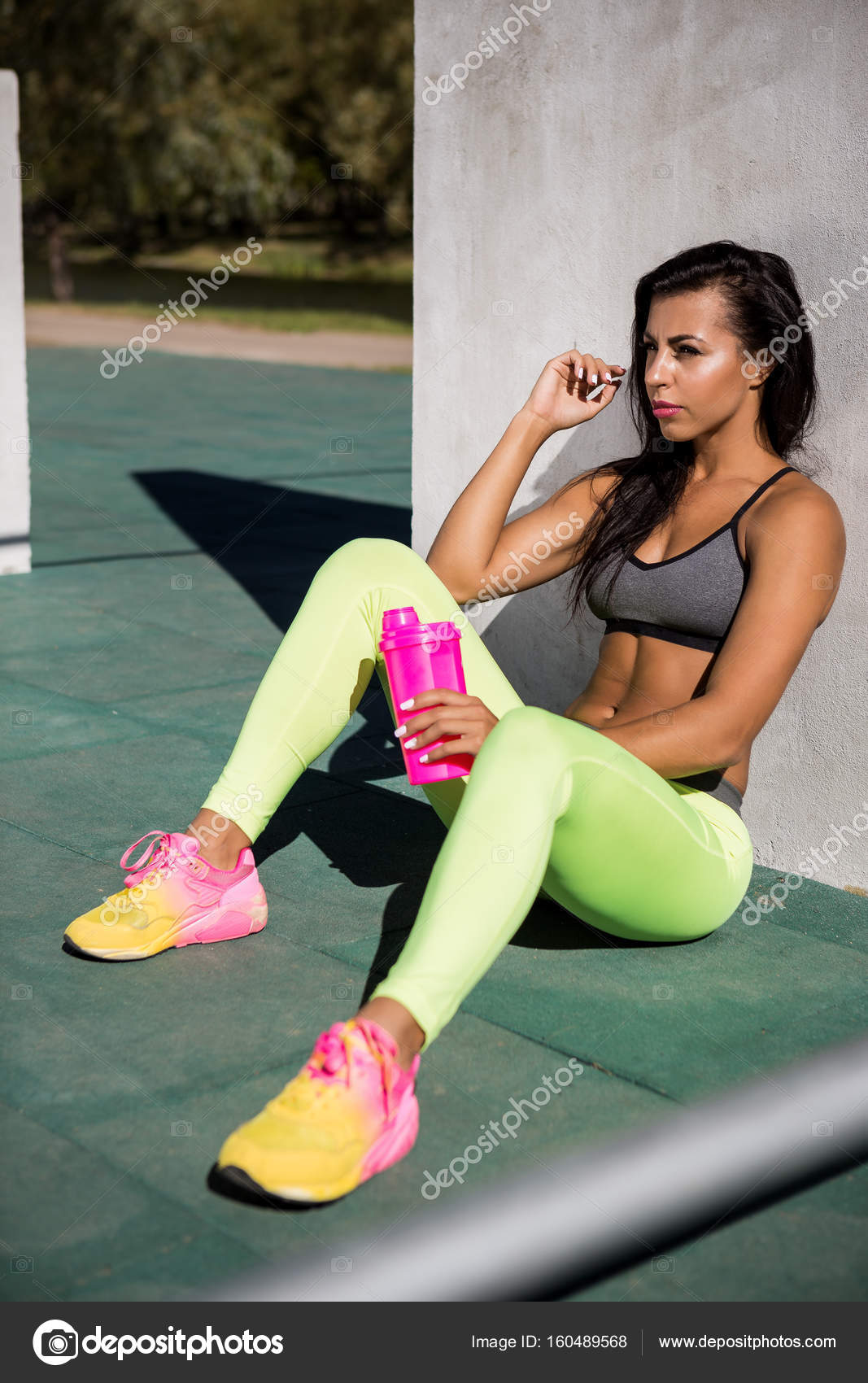Full length of amazed good-looking fitness girl in blue sports bra and  leggings, pointing fingers up, showing promo about workout or gym, standing  Stock Photo - Alamy