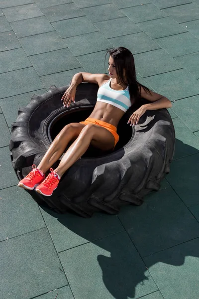 Crossfit exercício menina com pneu grande . — Fotografia de Stock