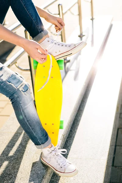 Flicka med penny skateboard shortboard. — Stockfoto